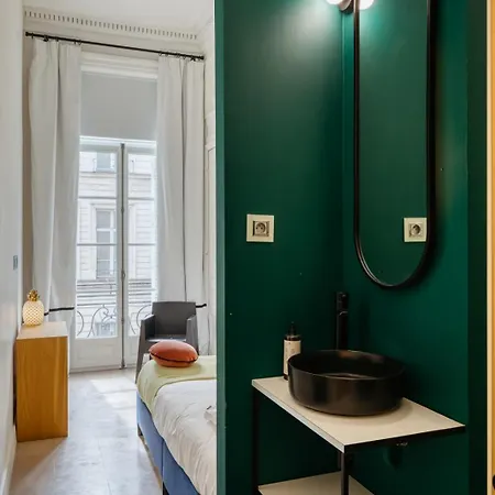 Le Jeanne D'arc Magnifique F3 De Style Haussmannien !