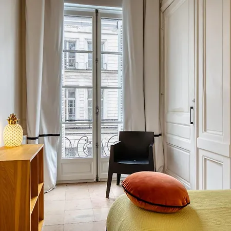 Le Jeanne D'arc Magnifique F3 De Style Haussmannien !