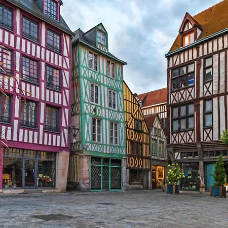 Apartment Le Jeanne D'arc Magnifique F3 De Style Haussmannien !