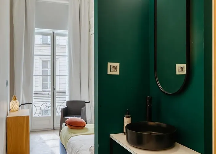 Le Jeanne D'arc Magnifique F3 De Style Haussmannien !