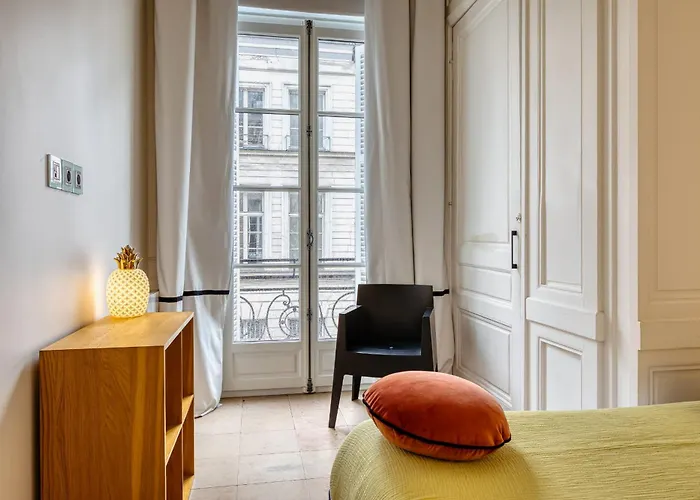 Le Jeanne D'arc Magnifique F3 De Style Haussmannien !